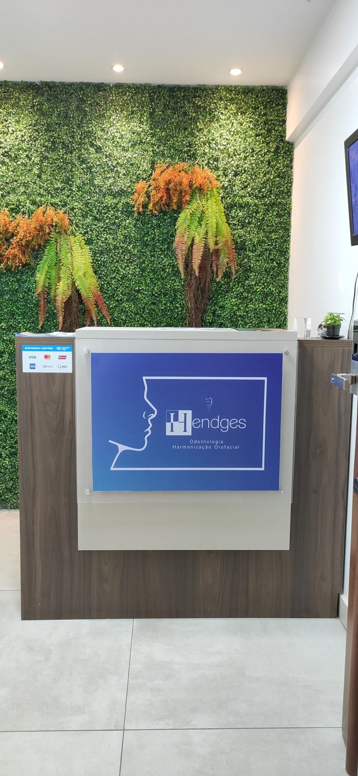 Balcão de recepção da clínica Hendges em Brasília